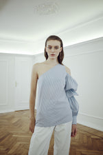 Carica l'immagine nel visualizzatore di Gallery, HAMPTONS-COTTON-BLOUSE-blusa-monospalla-in-cotone-rigato