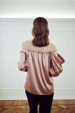 Carica l'immagine nel visualizzatore di Gallery, IPANEMA-SILK-BLOUSE-top-rosa-con-spalle-scoperte-in-raso-di-seta