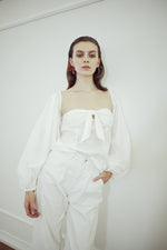 Carica l'immagine nel visualizzatore di Gallery, KNOTTED-COTTON-BLOUSE-top-in-cotone-bianco-annodata-al-seno-e-maniche-ampie