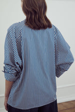 Carica l'immagine nel visualizzatore di Gallery, MIASŌ-DOUBLE-POCKETS-COTTON-SHIRT-camicia-donna-in-cotone-righe-azzurro-bianco