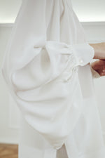 Carica l'immagine nel visualizzatore di Gallery, MIASŌ-blusa-bianca-con-maniche-ampie-in-Pura-Seta