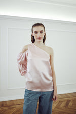 Carica l'immagine nel visualizzatore di Gallery, SOFT-HAMPTONS-PINK-top-rosa-monospalla-in-raso-di-seta