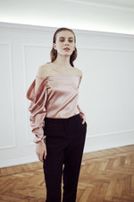 Load image into Gallery viewer, IPANEMA-SILK-BLOUSE-top-rosa-con-spalle-scoperte-in-raso-di-seta
