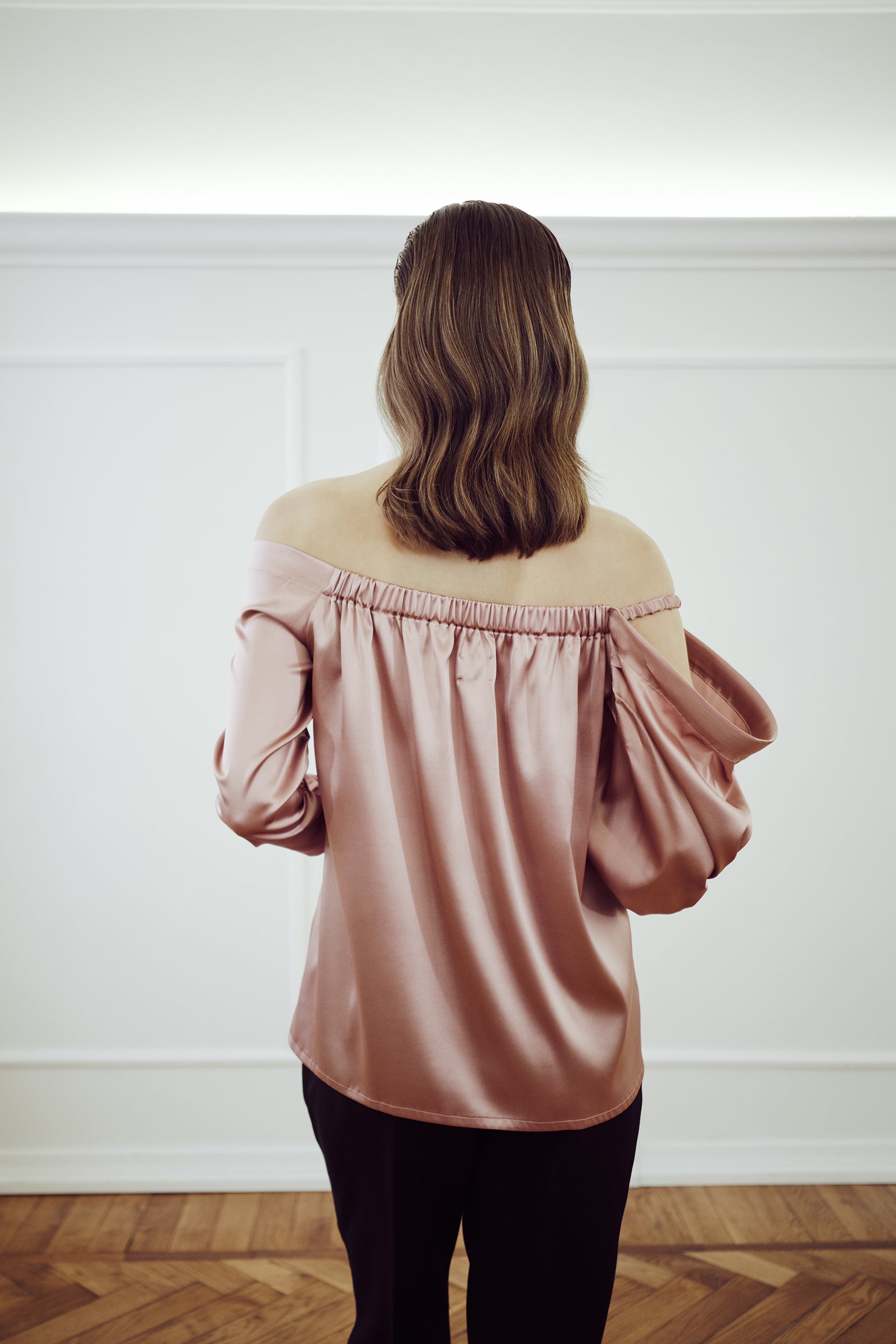 IPANEMA-SILK-BLOUSE-top-rosa-con-spalle-scoperte-in-raso-di-seta