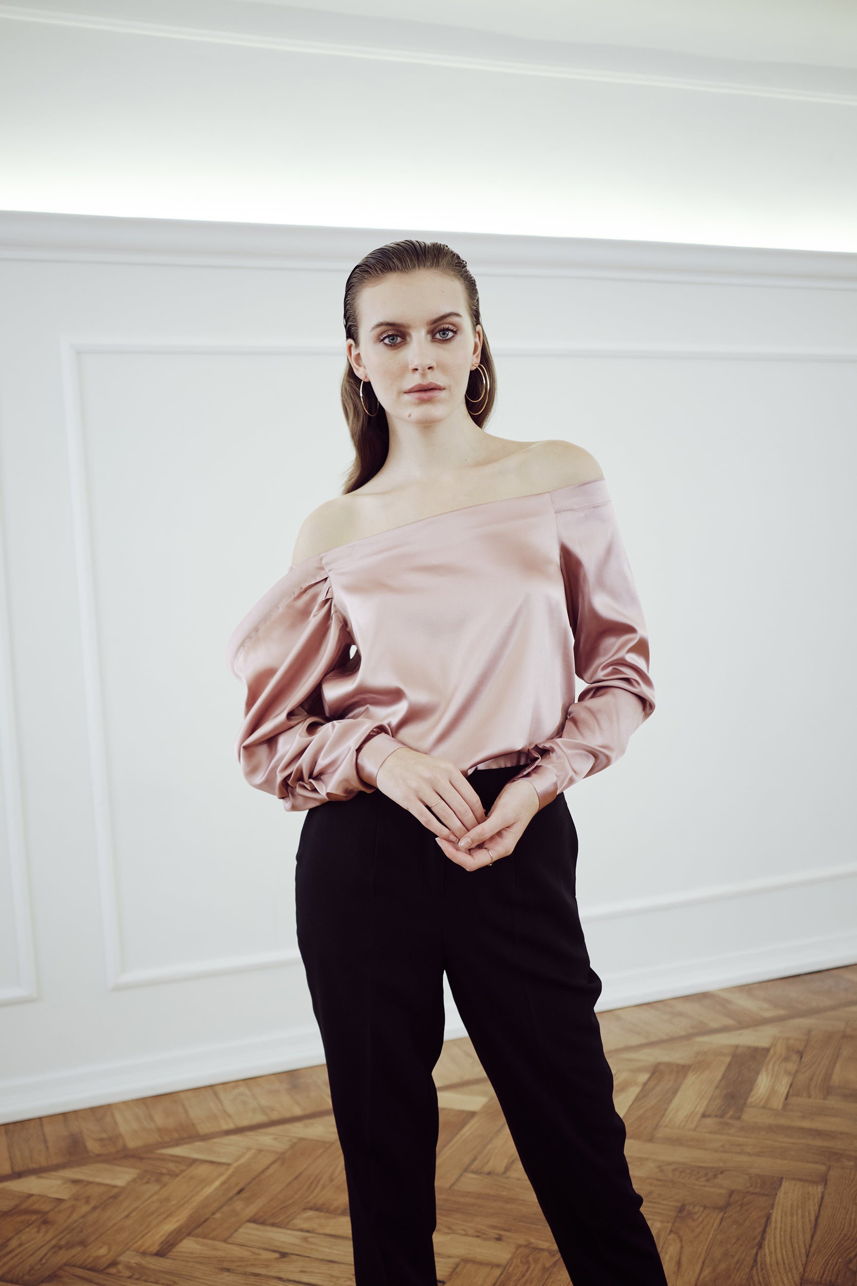 IPANEMA-SILK-BLOUSE-top-rosa-con-spalle-scoperte-in-raso-di-seta