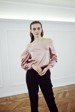 Load image into Gallery viewer, IPANEMA-SILK-BLOUSE-top-rosa-con-spalle-scoperte-in-raso-di-seta
