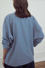 Carica l&#39;immagine nel visualizzatore di Gallery, MIASŌ-DOUBLE-POCKETS-COTTON-SHIRT-camicia-donna-in-cotone-righe-azzurro-bianco
